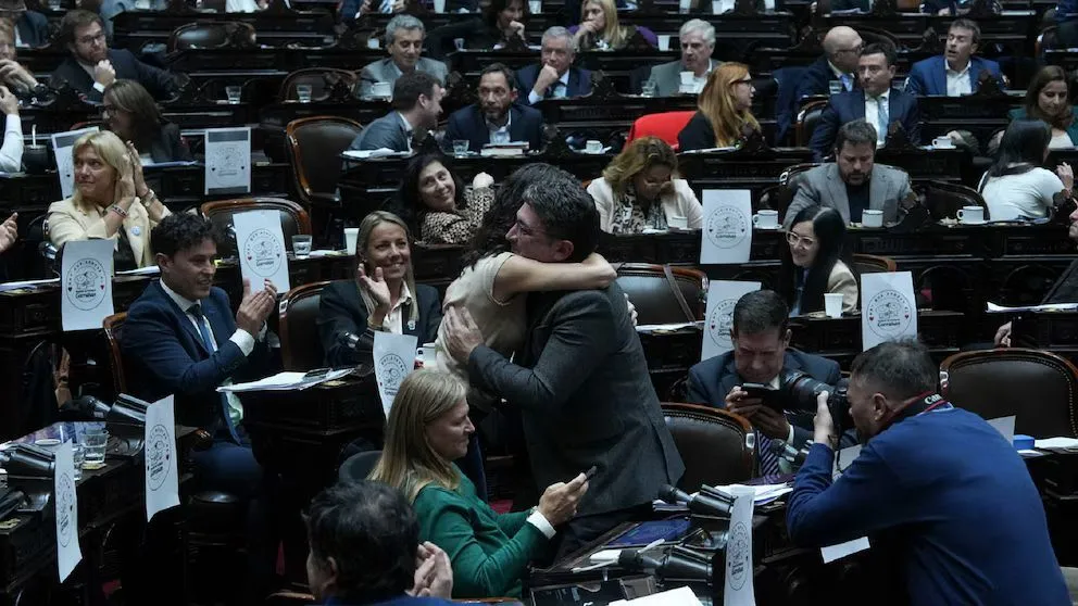 Hubo 142 votos afirmativos, 67 en contra y 19 abstenciones.