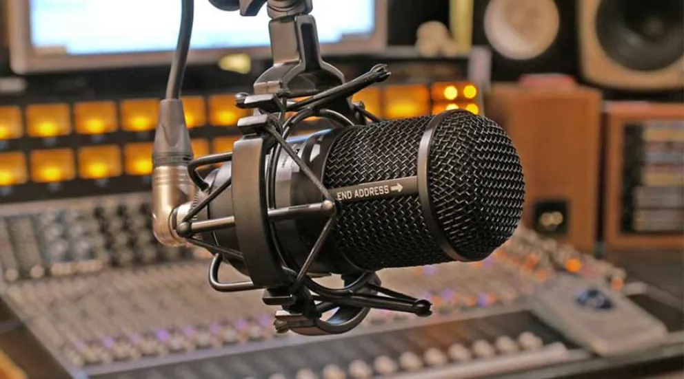 El episodio ocurrió en Radio Municipal, donde el hombre ya no puede acercarse por un periodo de 90 días 