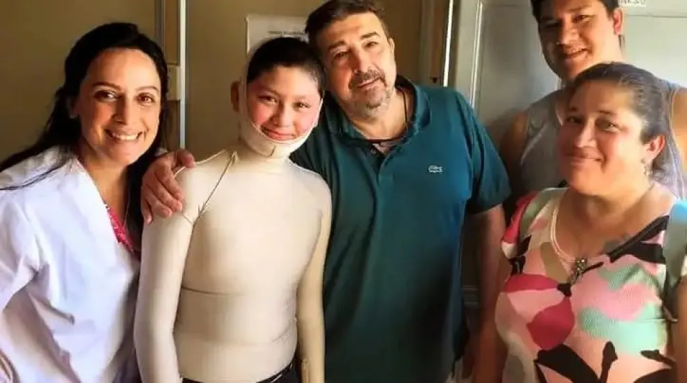 Mabel Andrade con su hijo Yuriano y los médicos del Garrahan