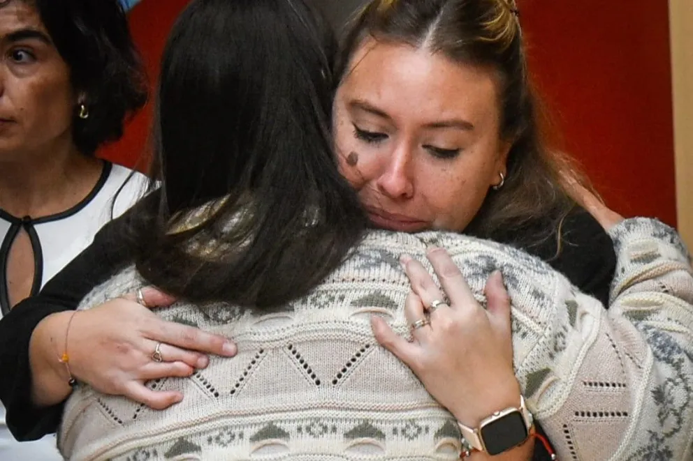 Valeria, esposa de Rubén Zalazar se abraza con Marina la mamá de las hermanas Hecker.