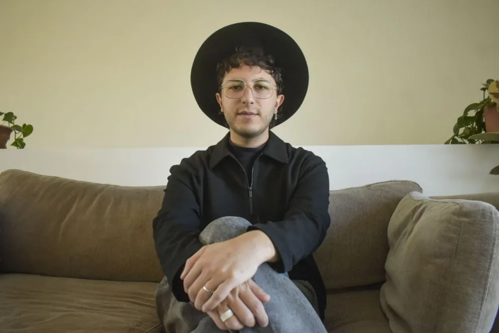 El cineasta patagónico en la intimidad de su hogar.  (Fotos: Vanesa Schwemmler).