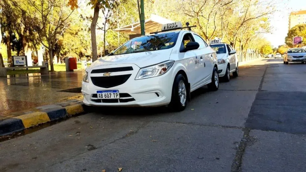 "El 30% que cobran se lo llevan afuera". No queda nada en el país indicaron los taxistas. | Foto archivo