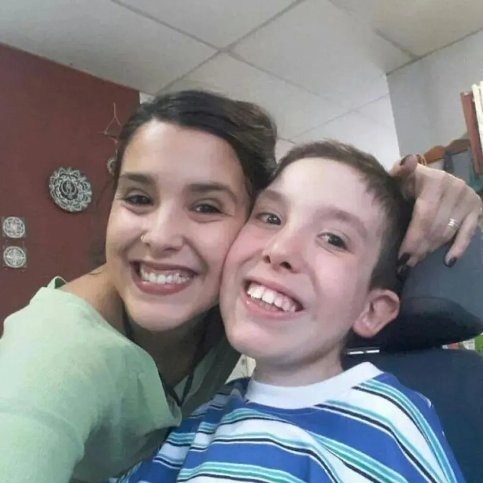 Ariana y Julián cuando él iba a la primaria, Hoy tiene 19 años. Su vida es una historia ligada al Garrahan. 