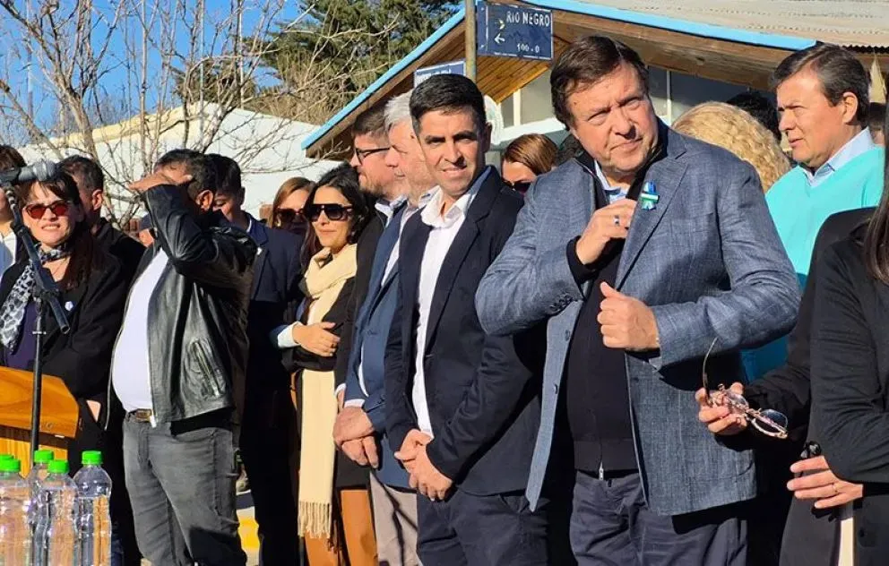 El gobernador Alberto Weretilneck acompañó al intendente Lucas González en el desfile aniversario de Chichinales. (Foto LCR)
