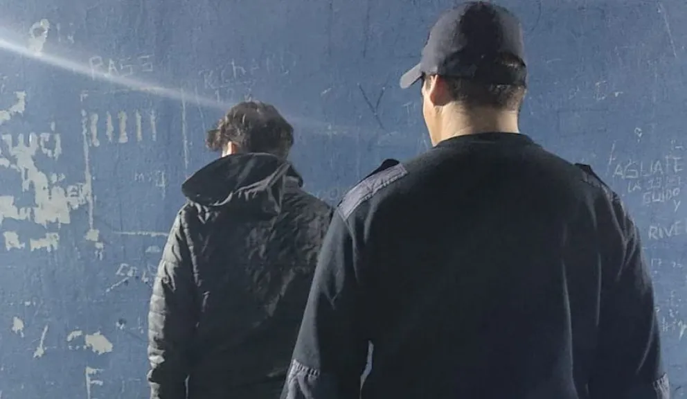 Uno de los detenidos tras el robo en una casa del centro de Viedma. 