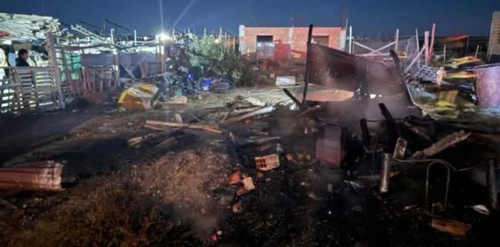 La casilla que fue consumida por las llamas en Las Grutas.