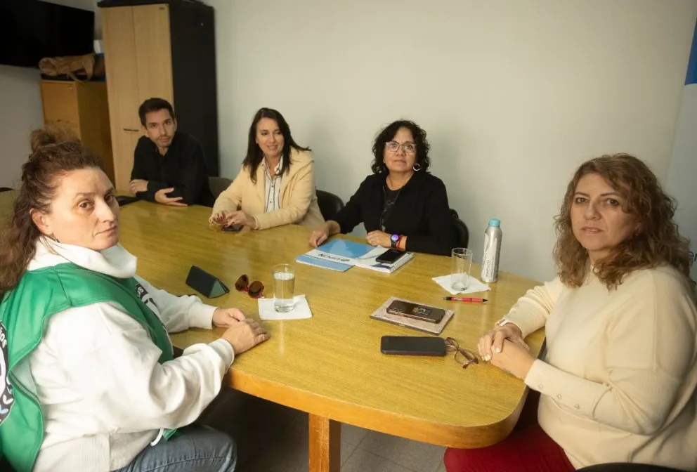 Tania Lastra, secretaria de Función Pública presidio la reunión con la UPCN y ATE.
