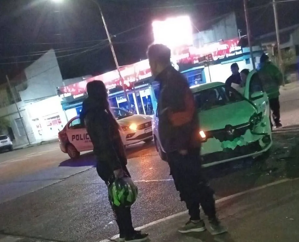 El personal policial rápidamente llegó al lugar de la colisión. 