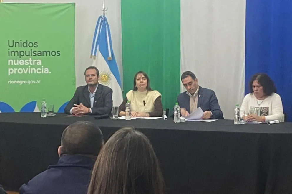 La secretaria de Trabajo de la provincia, María Martha Avilez, el ministro de Desarrollo Humano, Deporte y Cultura provincial, Juan Pablo Muena, la secretaria de la SENAF, Silbana Cullumilla, y el intendente Marcos Castro