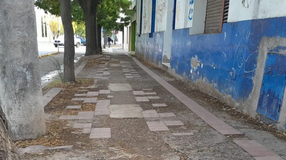 Veredas de Viedma deberán ser mejoradas para garantizar accesibilidad.