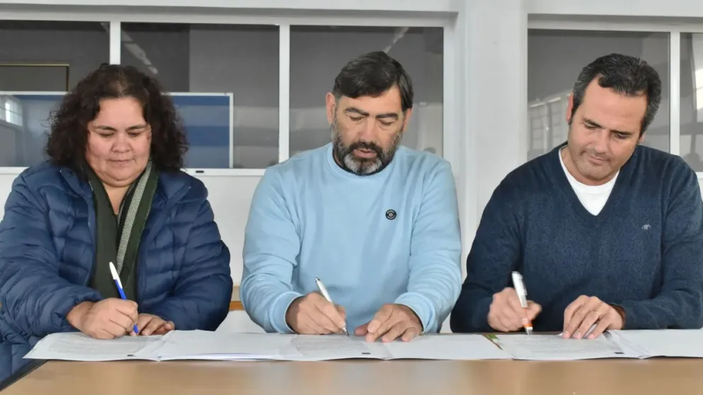 Firma del acuerdo entre la Universidad Nacional de Río Negro (UNRN) y la Secretaría de Niñez, Adolescencia y Familia (SENAF).