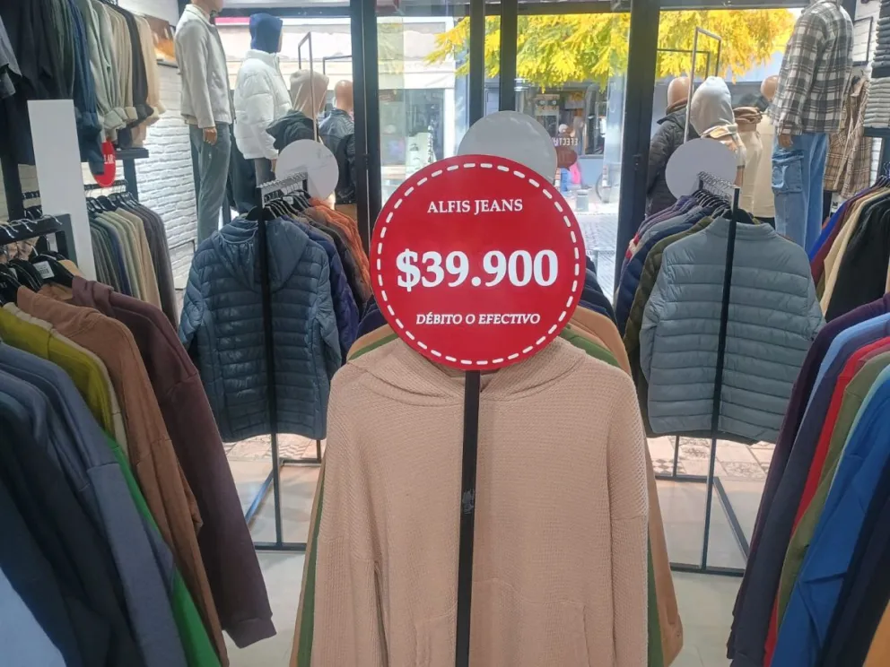 Vidriera de un comercio ubicado en la calle Buenos Aires de Viedma.