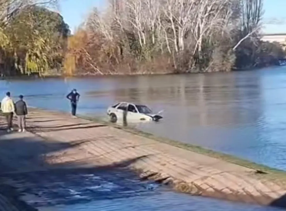Auto tapado bajo agua en el río, en la costanera maragata. 