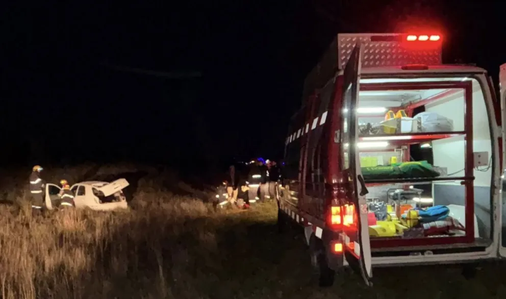 El conductor fue trasladado al hospital de Carmen de Patagones (fotos: Power FM).