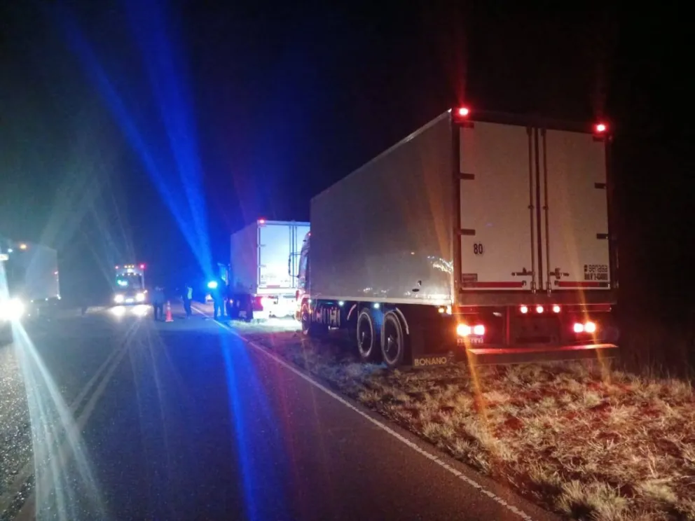 El personal policial acudió al lugar donde casi chocan los camiones (Fotos gentileza: FM Éxitos)