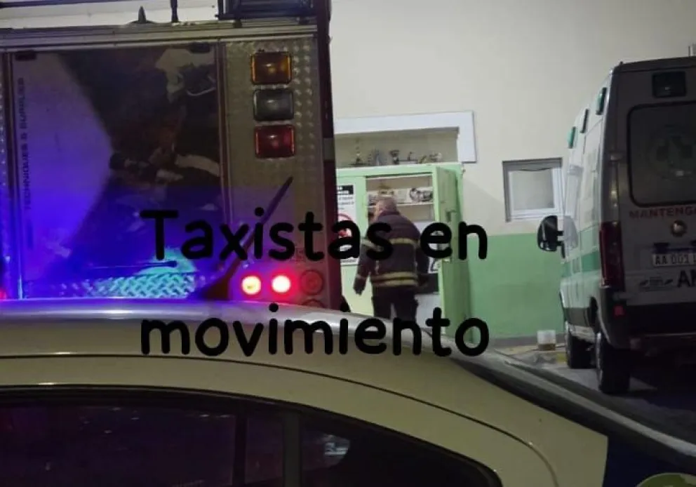 Una autobomba acompañada por la policía llegó anoche al nosocomio. Foto gentileza Taxistas en Movimiento.