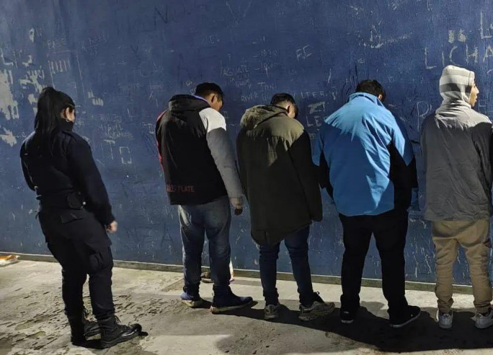 El grupo de jóvenes se dispersó raudamente sobre diversos sectores de la zona céntrica antes de ser reducido. Foto gentileza.