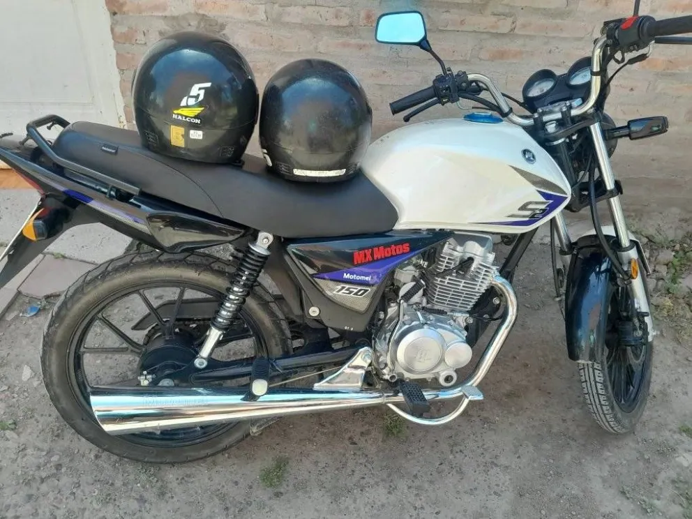 Remises ilegales ahora con motos, en Viedma. 