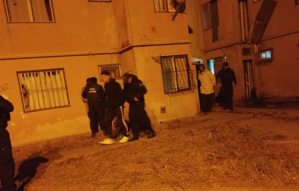 Detenidos "in fraganti" en el barrio 1016 Viviendas de Viedma. Foto gentileza.