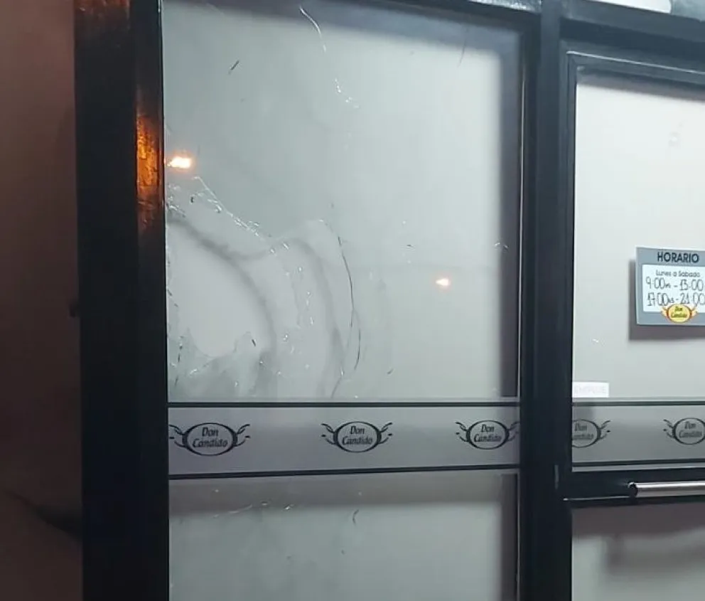 Así quedó una de las ventanas de la fiambrería 