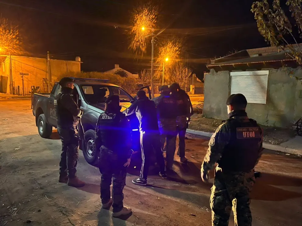 El personal policial trabajando en el allanamiento. 