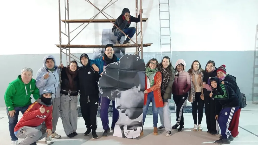 Mural en homenaje a Maradona a cargo de "San Spiga" y chicos del barrio Mi Bandera. 