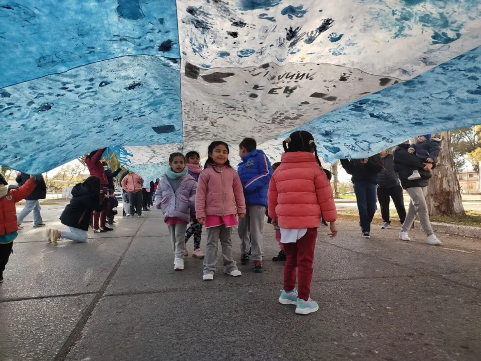 Niños con gran entusiasmo por la bandera nacional. Fotos Municipalidad de Patagones. 