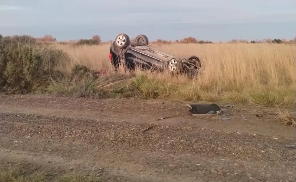 Auto volcado en la Ruta 1, camino a El Cóndor, a pocos kilómetros de la salida de Viedma. 
