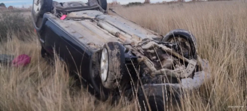 Auto destruido tras un vuelco en la Ruta 1, a la salida de Viedma. 