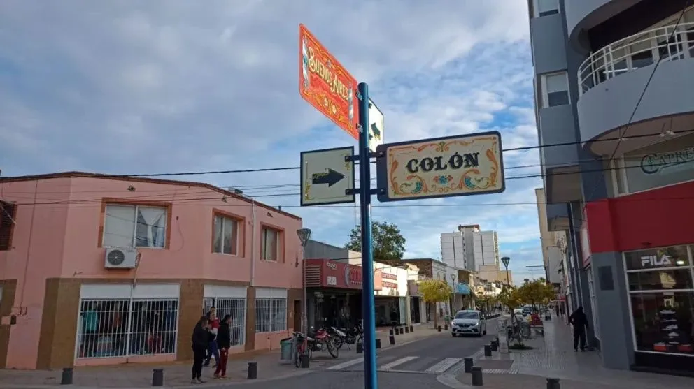 Calle Buenos Aires de Viedma, sector comercial de amplio tránsito. 