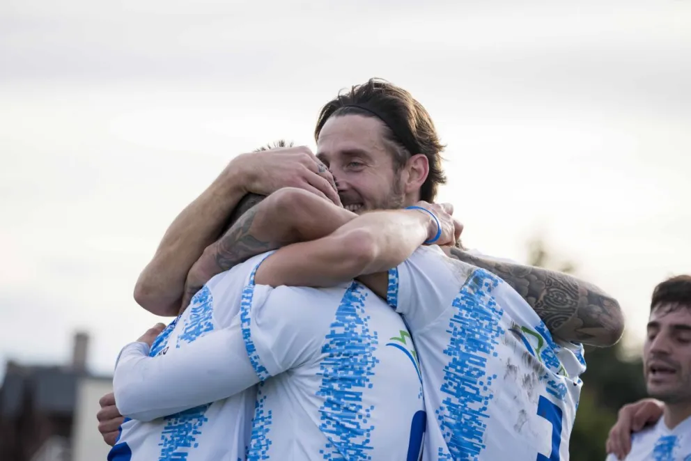 Sol de Mayo fue una ráfaga de goles sobre el final del partido. Fotos Daniel Idiarte/ NoticiasNet. 