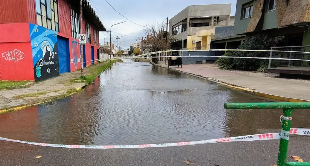 La calle Saavedra estuvo inundada hasta el mediodía.