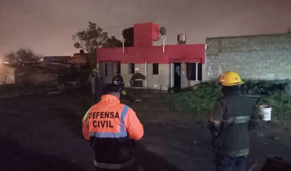 Personal de Bomberos, Defensa Civil y Policía Comunal trabajando en el lugar. 