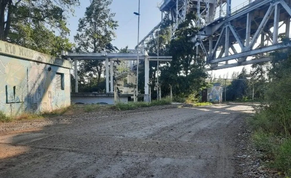 Hay "perforaciones" entre el club náutico La Ribera y el puente viejo. Foto gentileza.