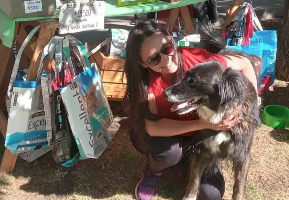 Marcela Rivas junto a su mascota en una de las ferias de la ciudad. 