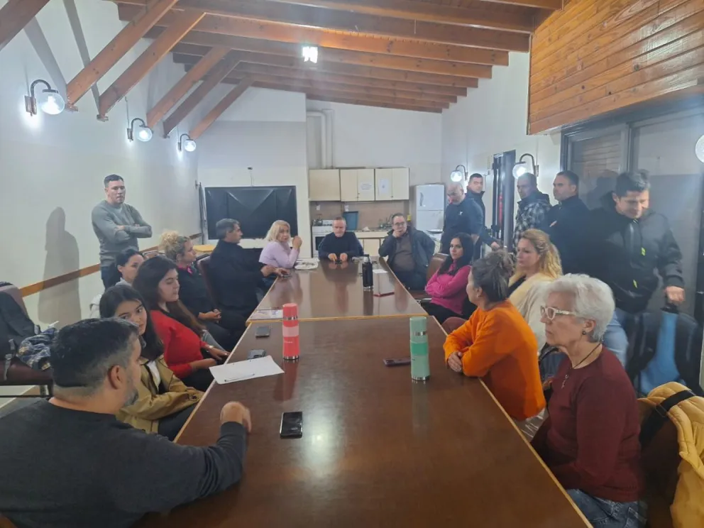 El ex vicegobernador radical, Mario De Rege encabeza una reunión.