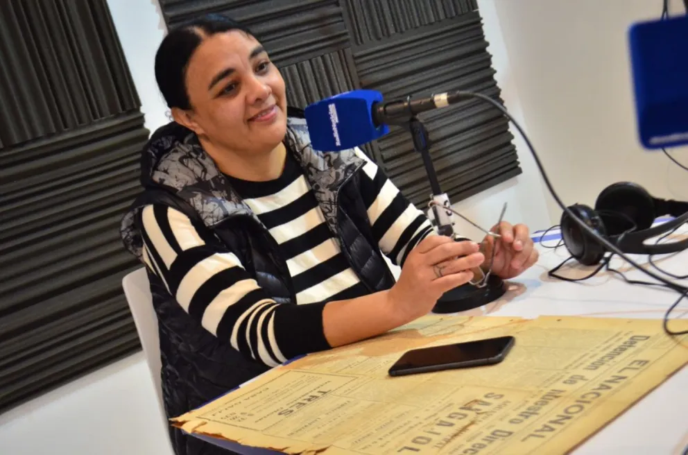 Evangelina Martínez, nieta del fundador del centenario periódico, en Radio Noticias. 