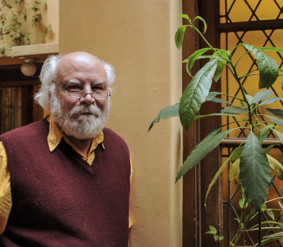 Escritor, docente de literatura, periodista, editor y conductor televisivo. 