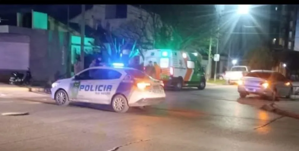 Los ocupantes de una moto terminaron en el hospital. 