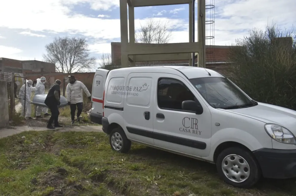 Momentos en que retiran el cuerpo. Fotos Vanesa Schwemmler para NoticiasNet.