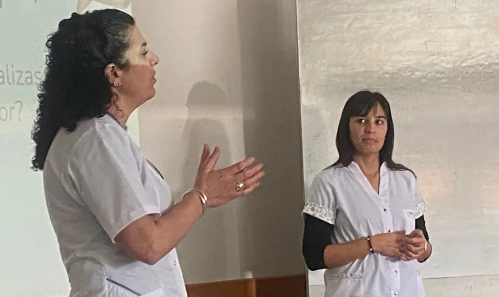 Silvina Goñi y Ivana Dukart llevando adelante la charla que se dictó en la UNRN (Fotos: NoticiasNet)