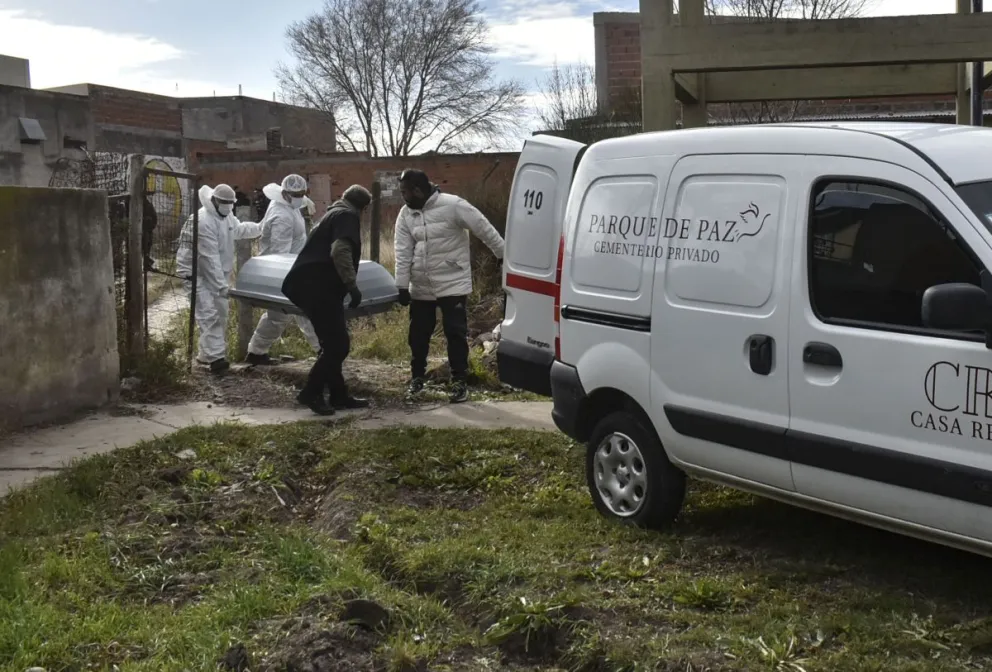 Traslado del cuerpo de Pietrini en el lugar. Foto Vanesa Schwemmler / NoticiasNet. 