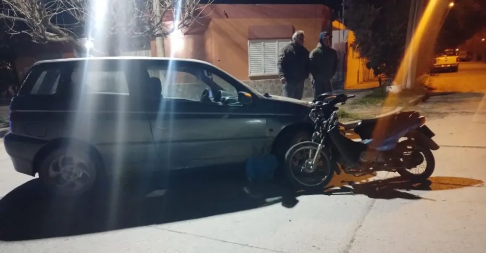 El personal policial trabajó en el lugar y cortó el tránsito. 