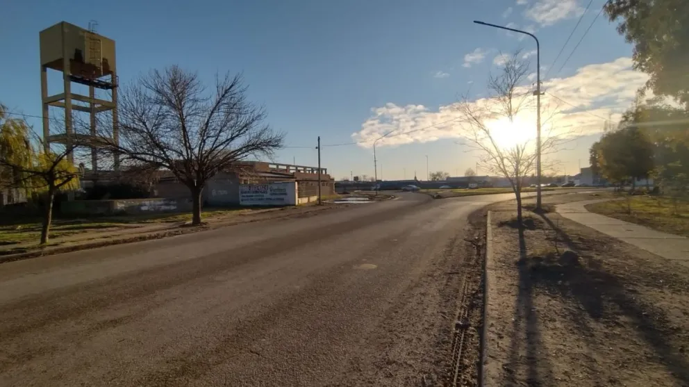 El lugar exacto donde se encontraba el cadáver del joven asesinado en Viedma. Foto NoticiasNet. 