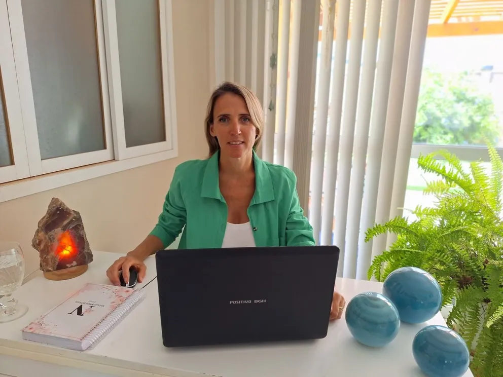 Natalia Bosch Estrada: Instagram: @nataliaboschestrada teléfono: 2920-476270
