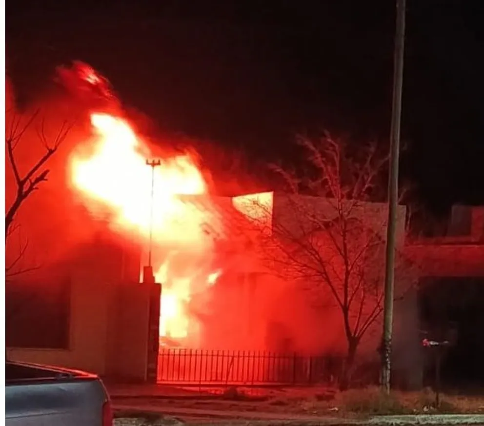 Feroz incendio de una vivienda tras un intento de robo en San Antonio Oeste. Foto Facebook. 
