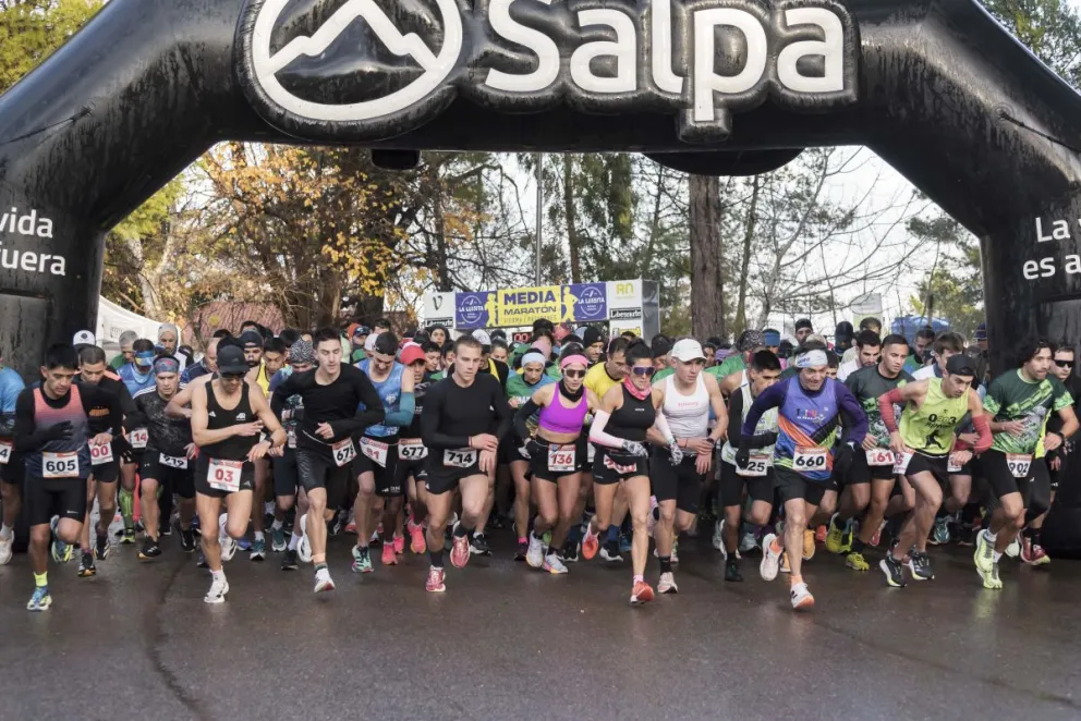 Cuarta edición de Media Maratón Viedma-Patagones. Fotos Daniel Idiarte para Noticiasnet.