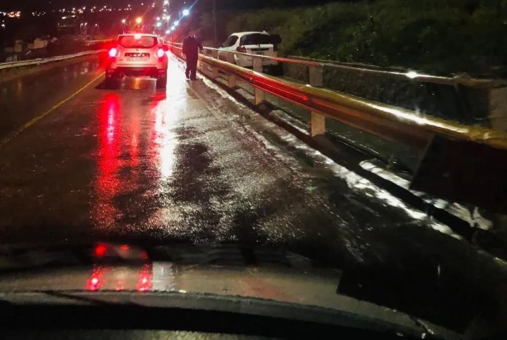 Así lo encontraron al automóvil, dentro de la senda peatonal (foto: Taxistas en Movimiento).