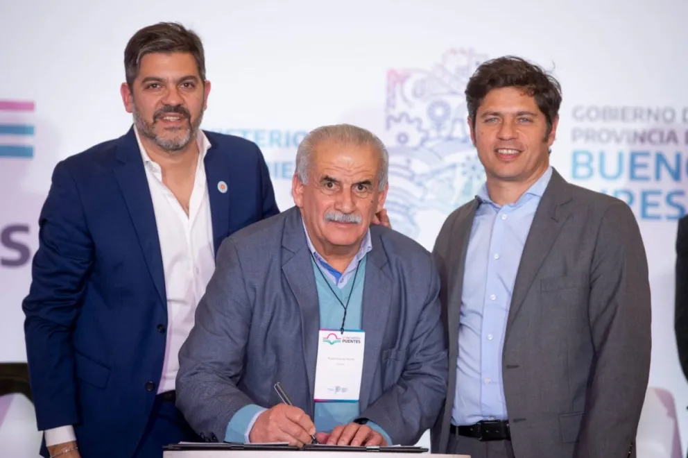 El jefe comunal junto con el gobernador Axel Kicillof y el ministro Carlos Bianco. 