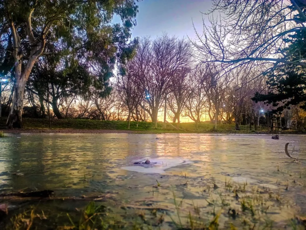 Otro comienzo de jornada gélido en la ciudad y la región. (Foto: Vanesa Schwemmler).